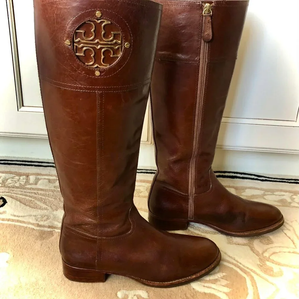 TORY BURCH Kiernan Leather Riding Boot Saddle Brown Gold Metal Logo 8.5 MSRP$450